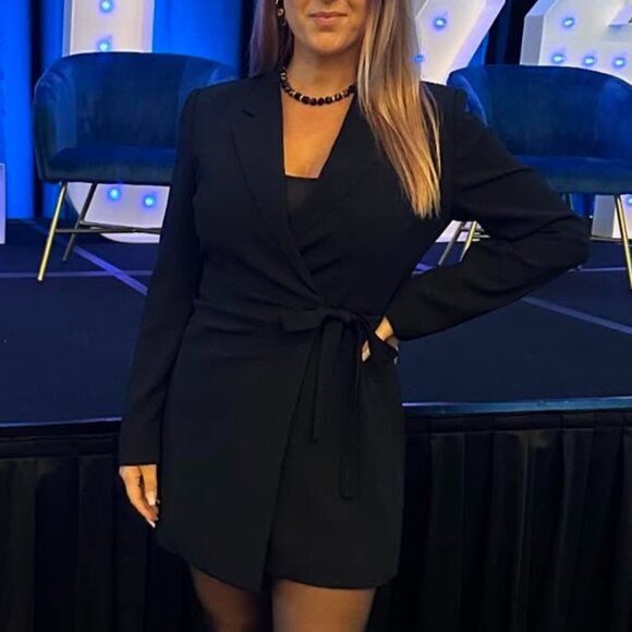 Aritzia Dresses & Skirts - Aritzia Babaton Blazer Wrap Dress